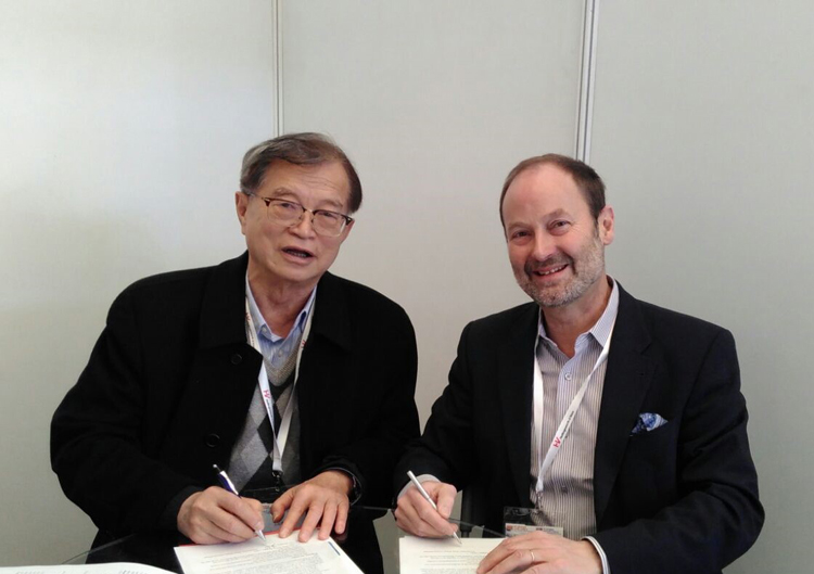 Wang Yanxi, chair of CFS and honorary chair of CNTA, and Pierre Wiertz, general manager of EDANA. 