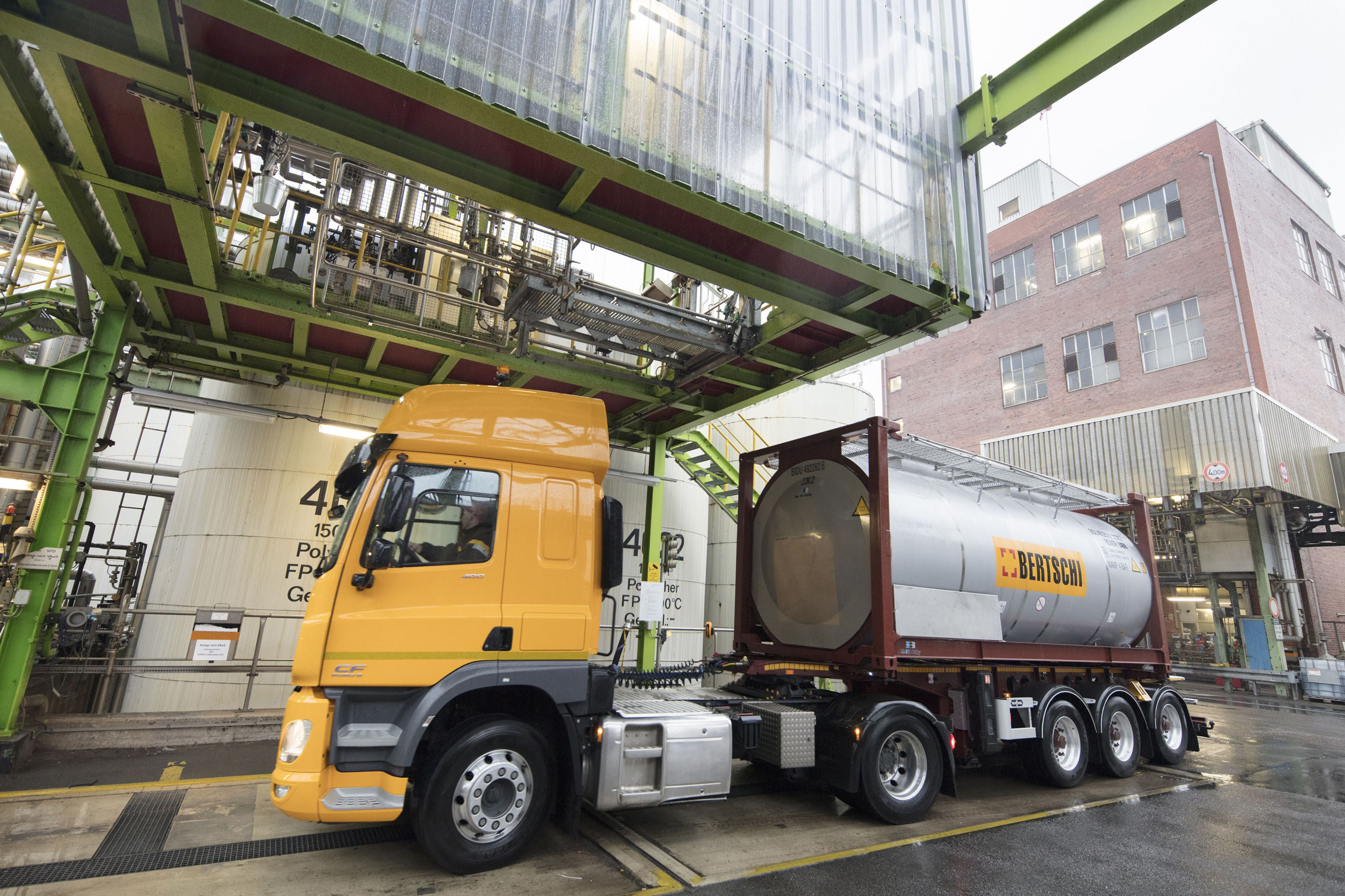 A truck arrives at the loading station where it will be filled with Covestro’s  CO2 -based polyol.