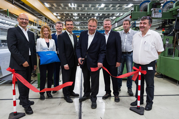 Together with the Member of the Board of Management of the Freudenberg Group, Dr. Ralf Krieger, and the CFO of Freudenberg Performance Materials, Dr. René Wollert, the Hänsel production was inaugurated.